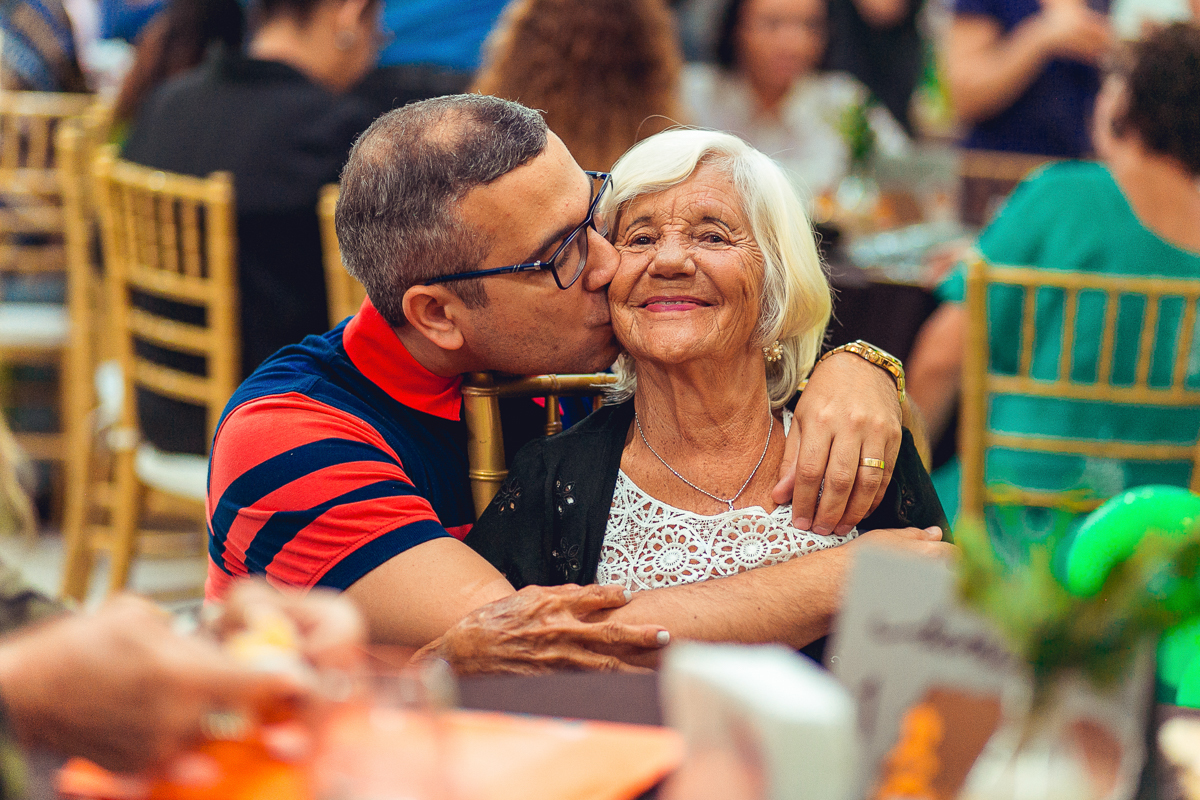 beijo  gostoso de pai em mae em aniversario de neto de 01 ano