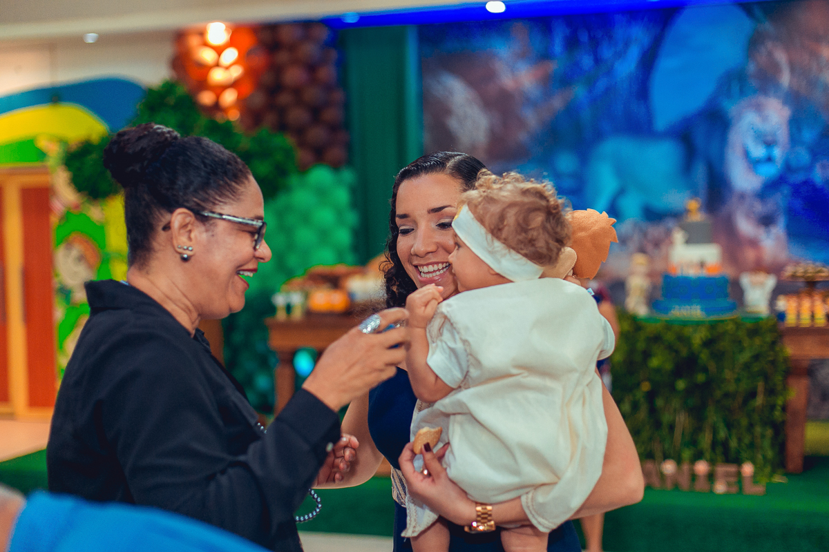 convidada brincando com aniversariante em festa na estrada do coco