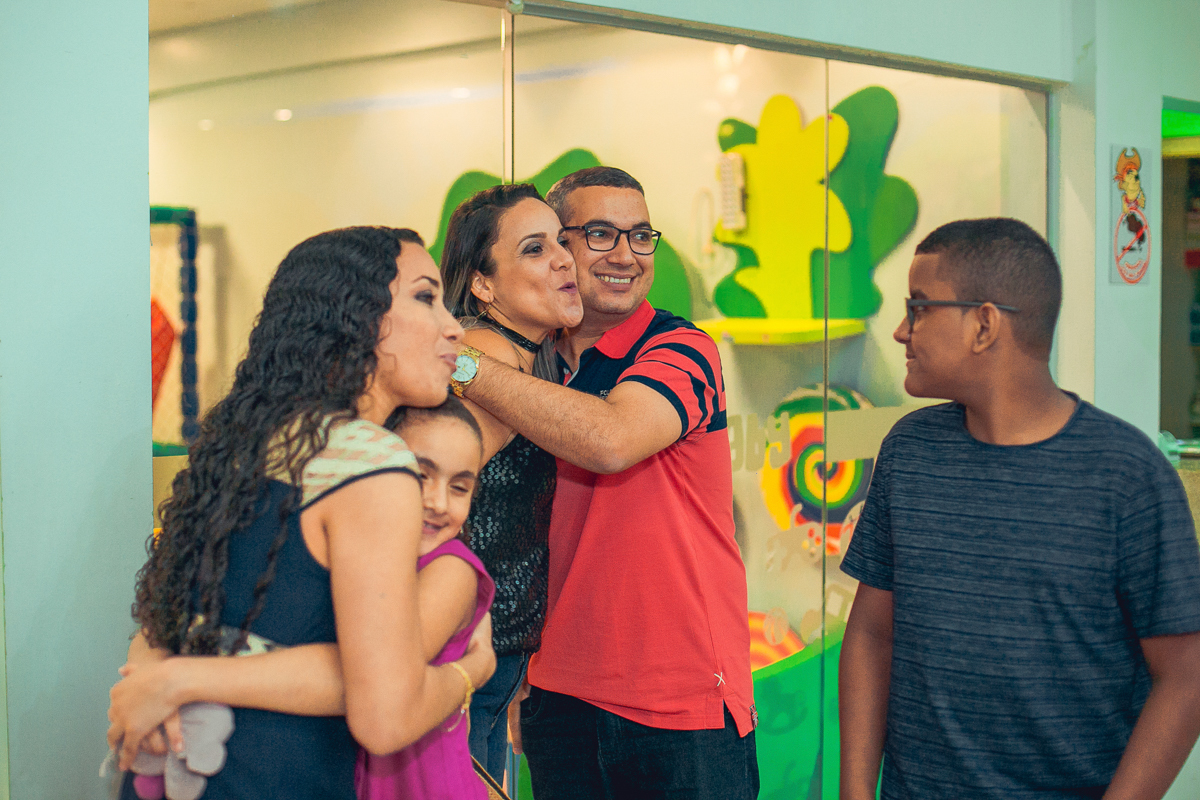 anfitrião abracando convidada e festa infantil estrada do coco.