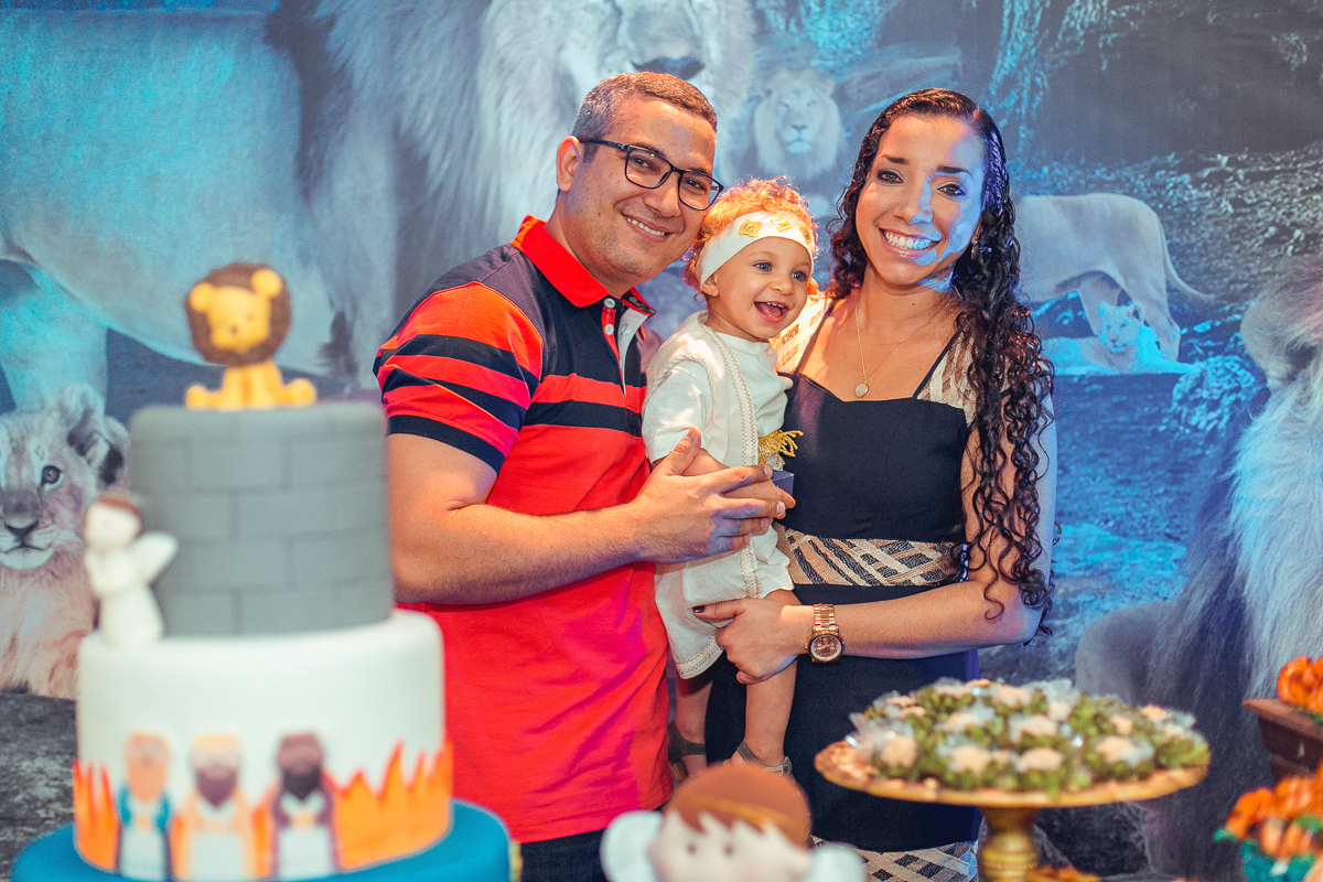 pais pousando em festa de aniversario na estarda do coco