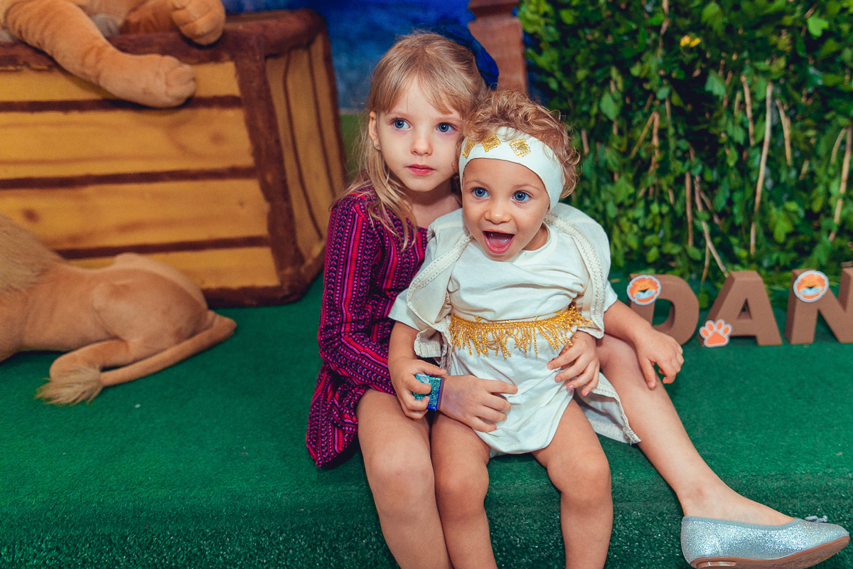 primos brincando em festa infantil na terra do nunca 