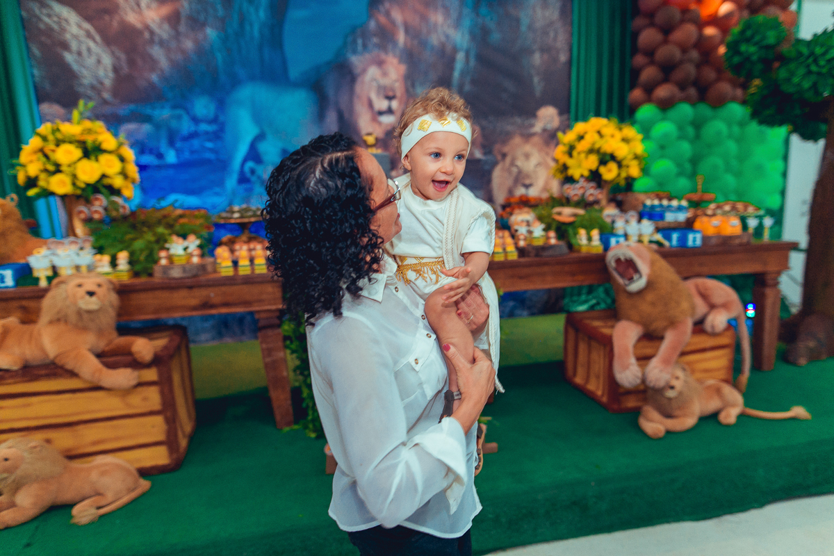 Avo brincando com neto em sua festa de aniversario de um ano 
