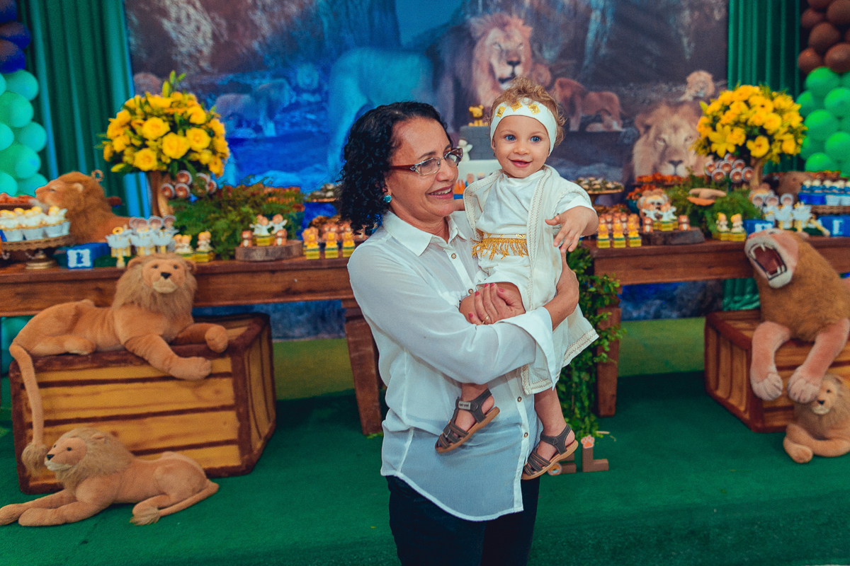 avo brincando  com seu neto em festa de aniversario de um ano 