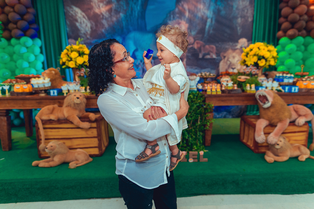 neto se divertindo com avo em sua festa de aniversario de um ano