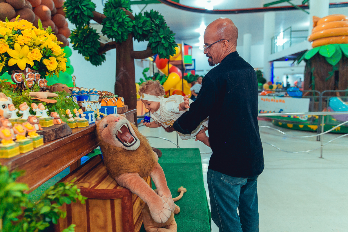 tio brincando com sobrinho em festa de aniversario na linha verde.