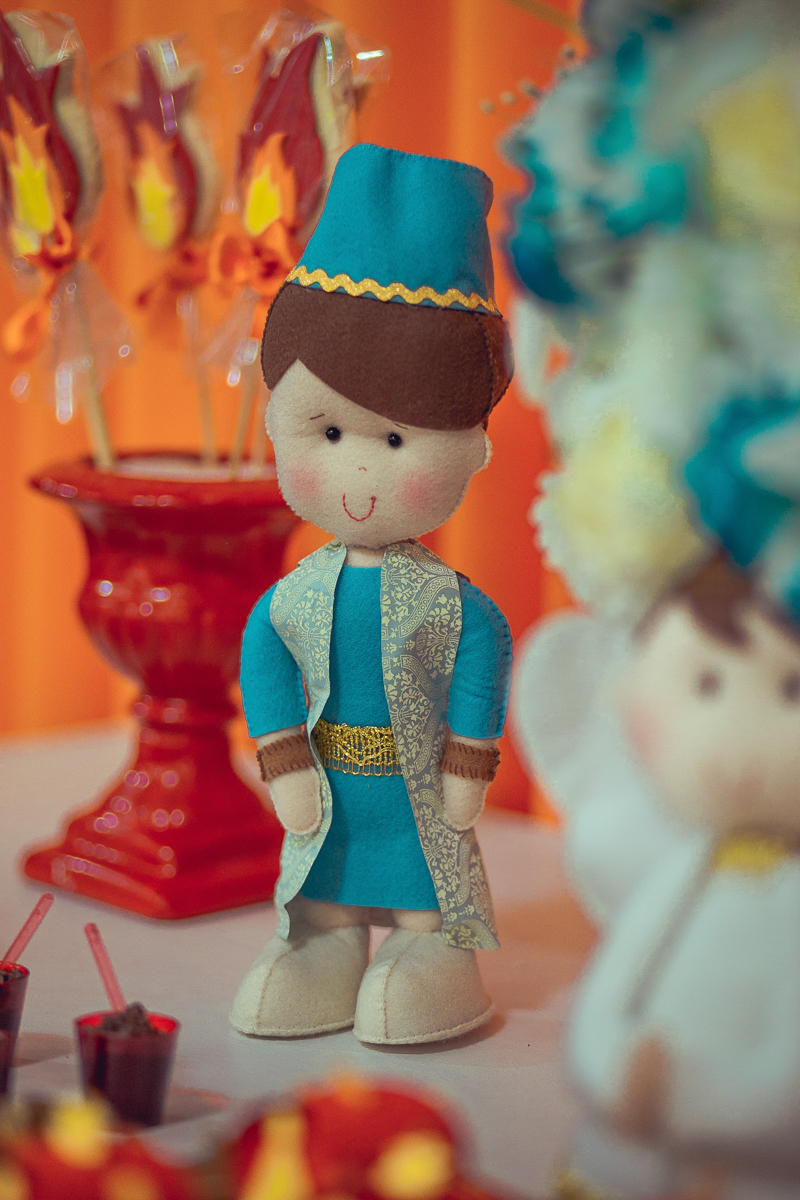 boneco de feltro decorando a festa infantil do Daniel na cova dos leões