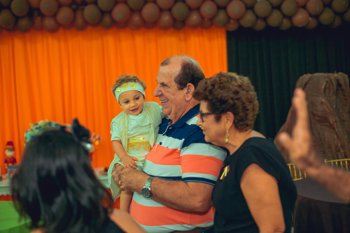 Avos brincando com o neto em aniversario de um ano na estrada do coco