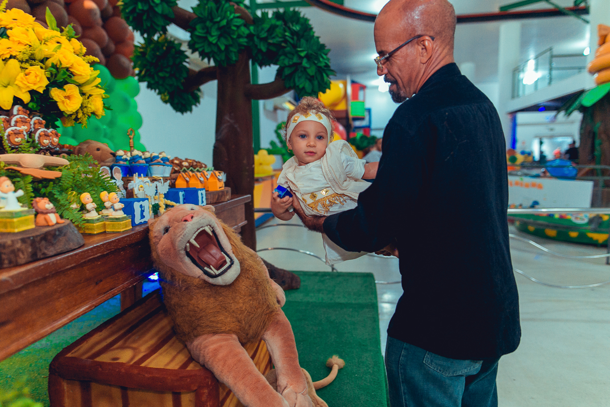 Festa de aniversario com convidado se divertindo em aniversario infantil
