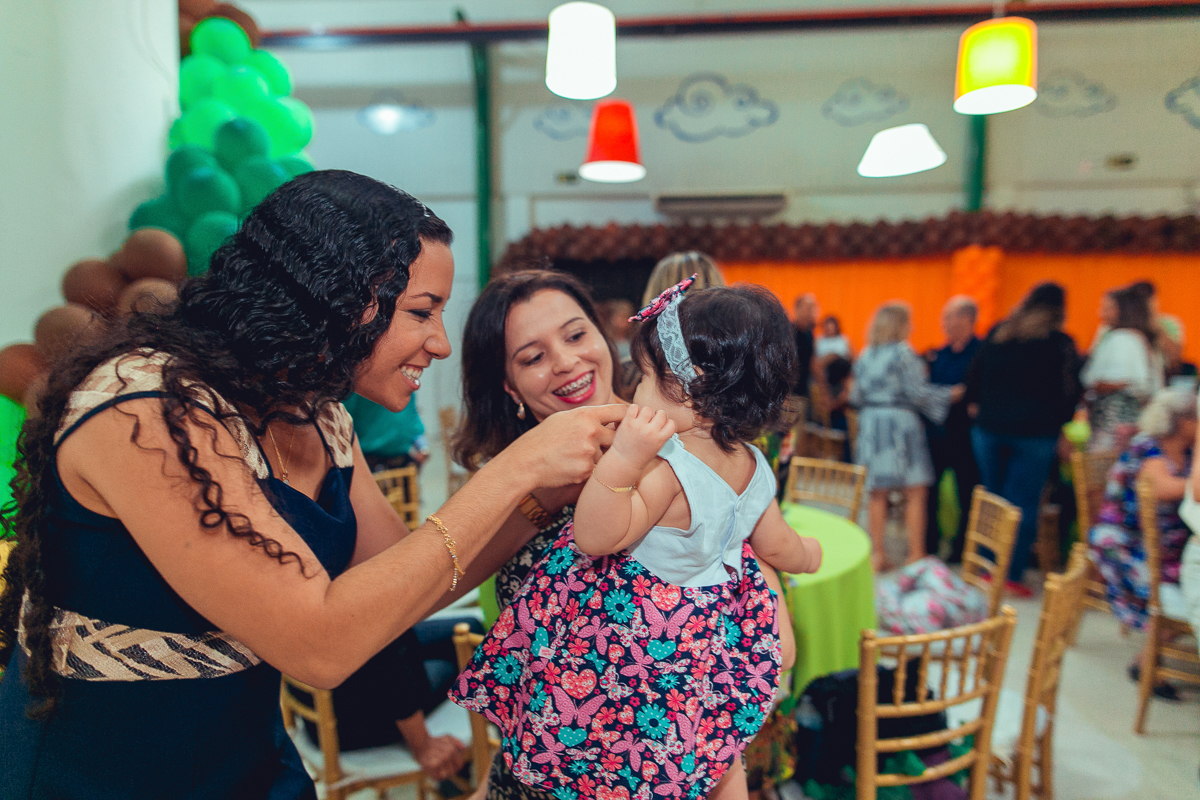 mae brincando com convidada em festa infantil