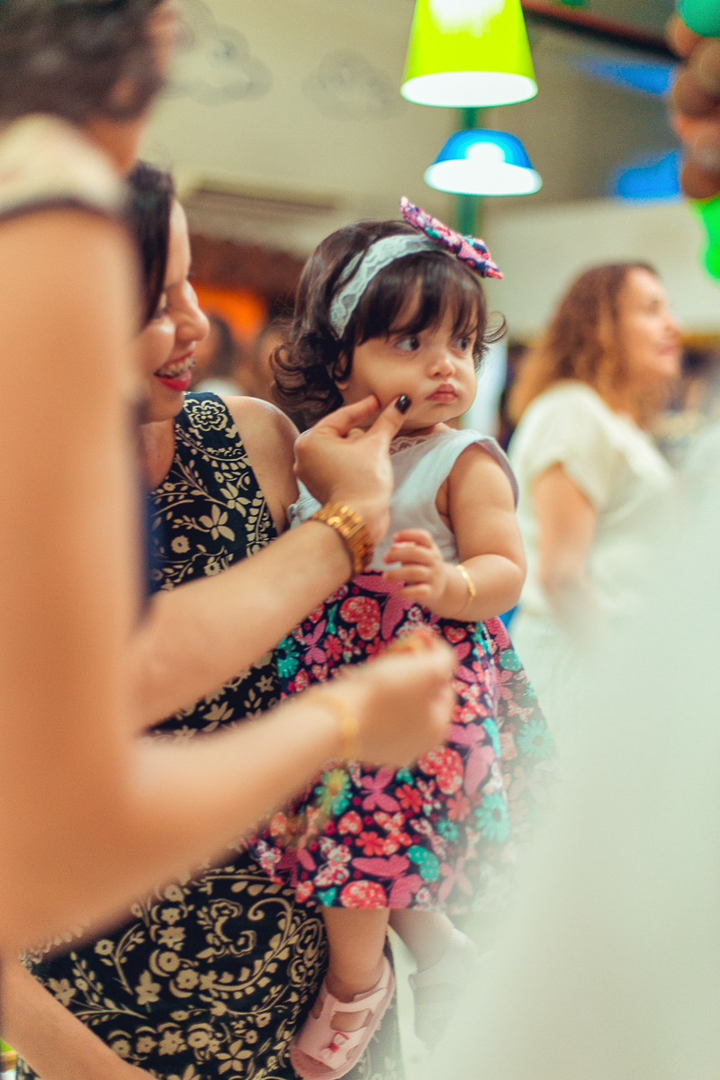 brincadeira entre aniversariante e convidada