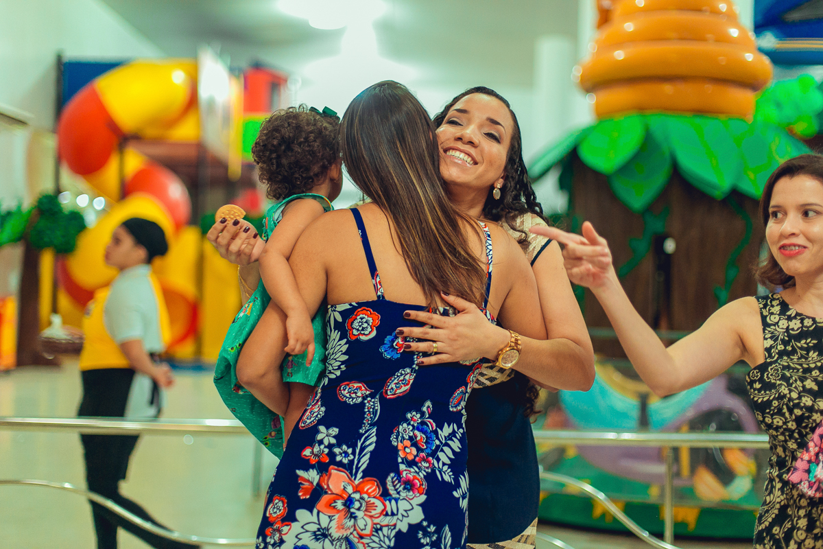 abraço entre amigas em festa infantil de um ano do filho na estrada do coco