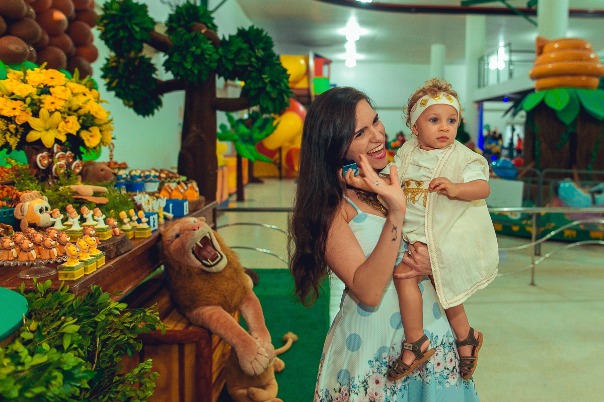 convidada brincando com aniversariante em festa de aniversario de um ano