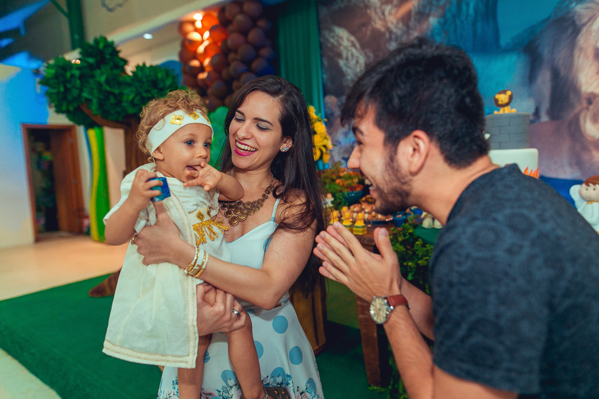 convidados brincando com aniversariante