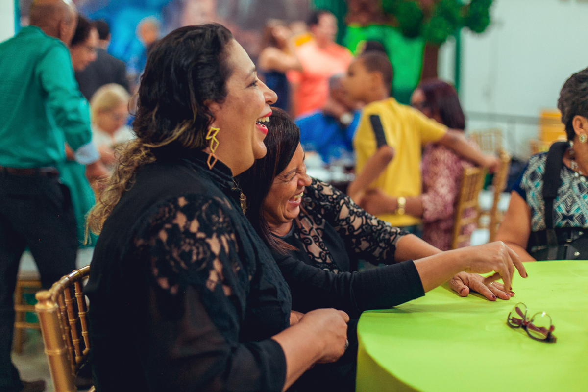 Convidadas se divertem em festa infantil na estrada do coco