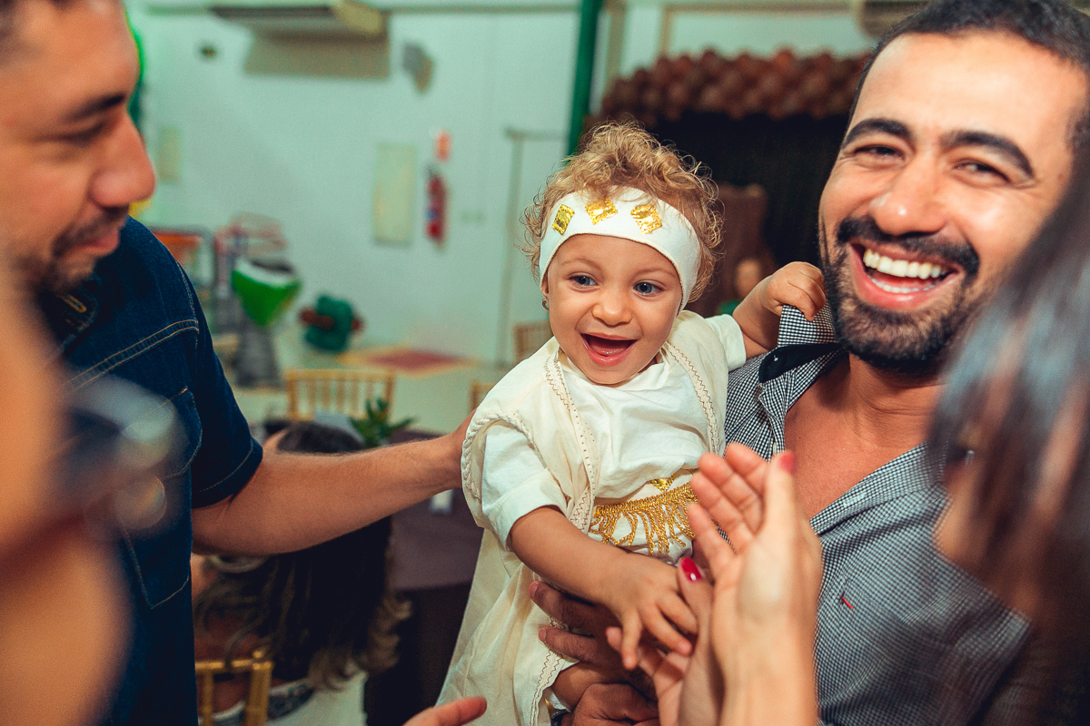 aniversariante sorridente em sua festa de aniversario