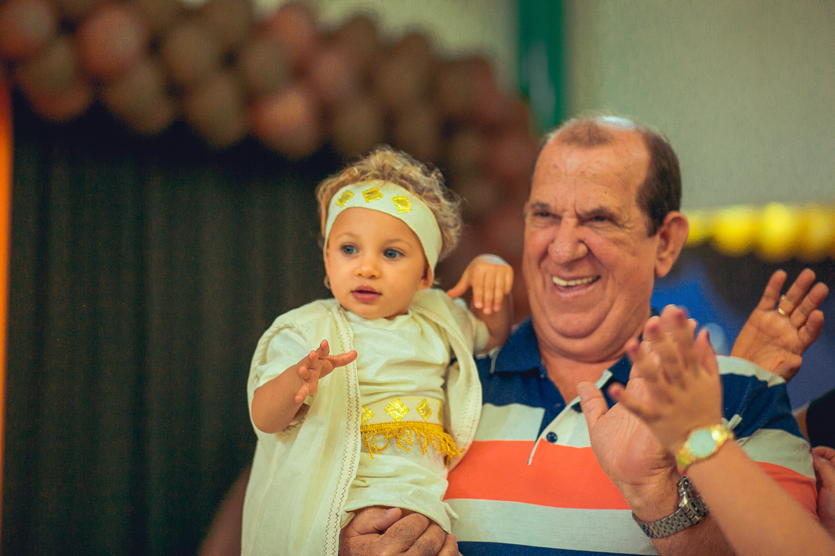 Avo sendo carismatico com o neto nos braços