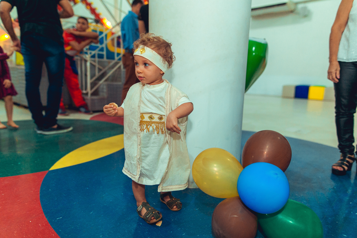 Aniversariante brincando em seu aniversario de um ano 