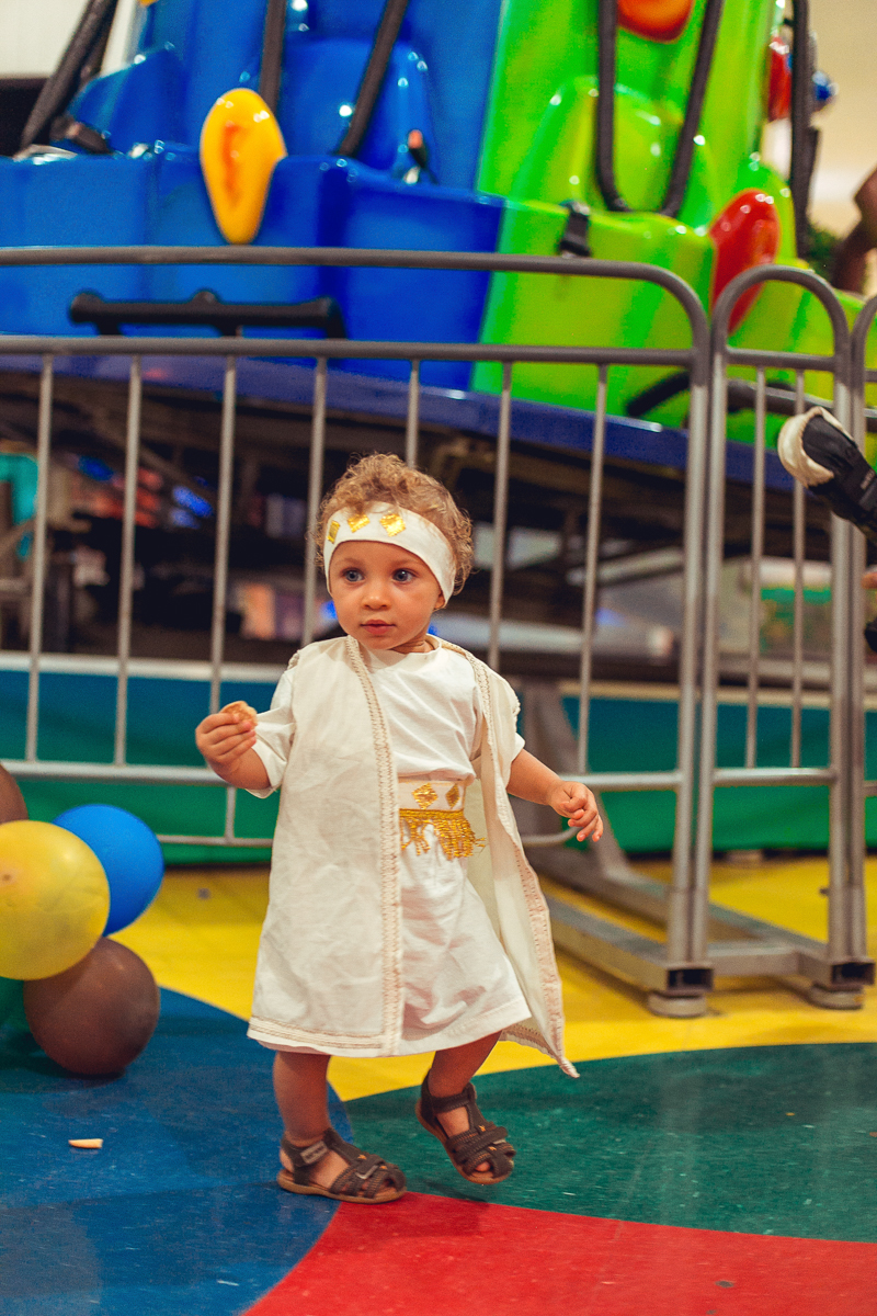 Aniversariante brincando em sua festa de aniversario 