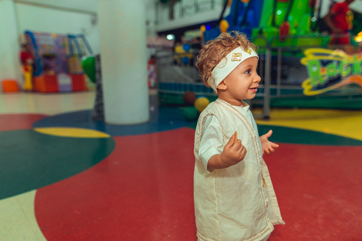 Bincadeira de crianca em espaço de festas na terra do nunca