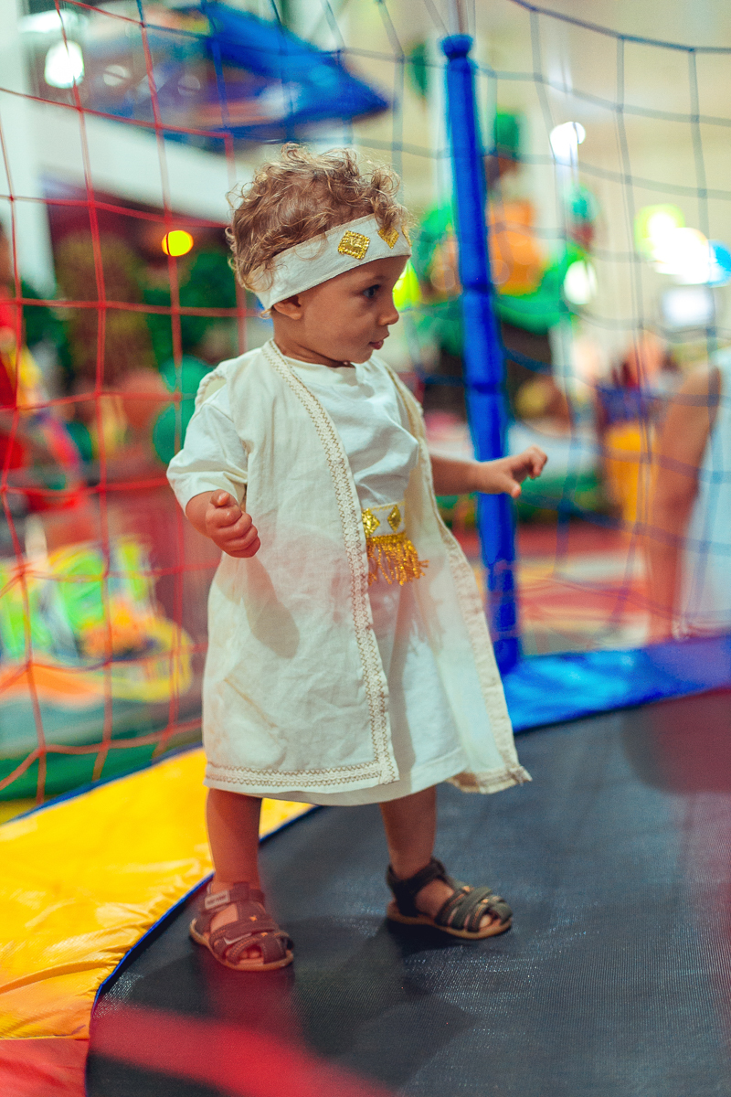 Daniel brincando em sua festa de um ano