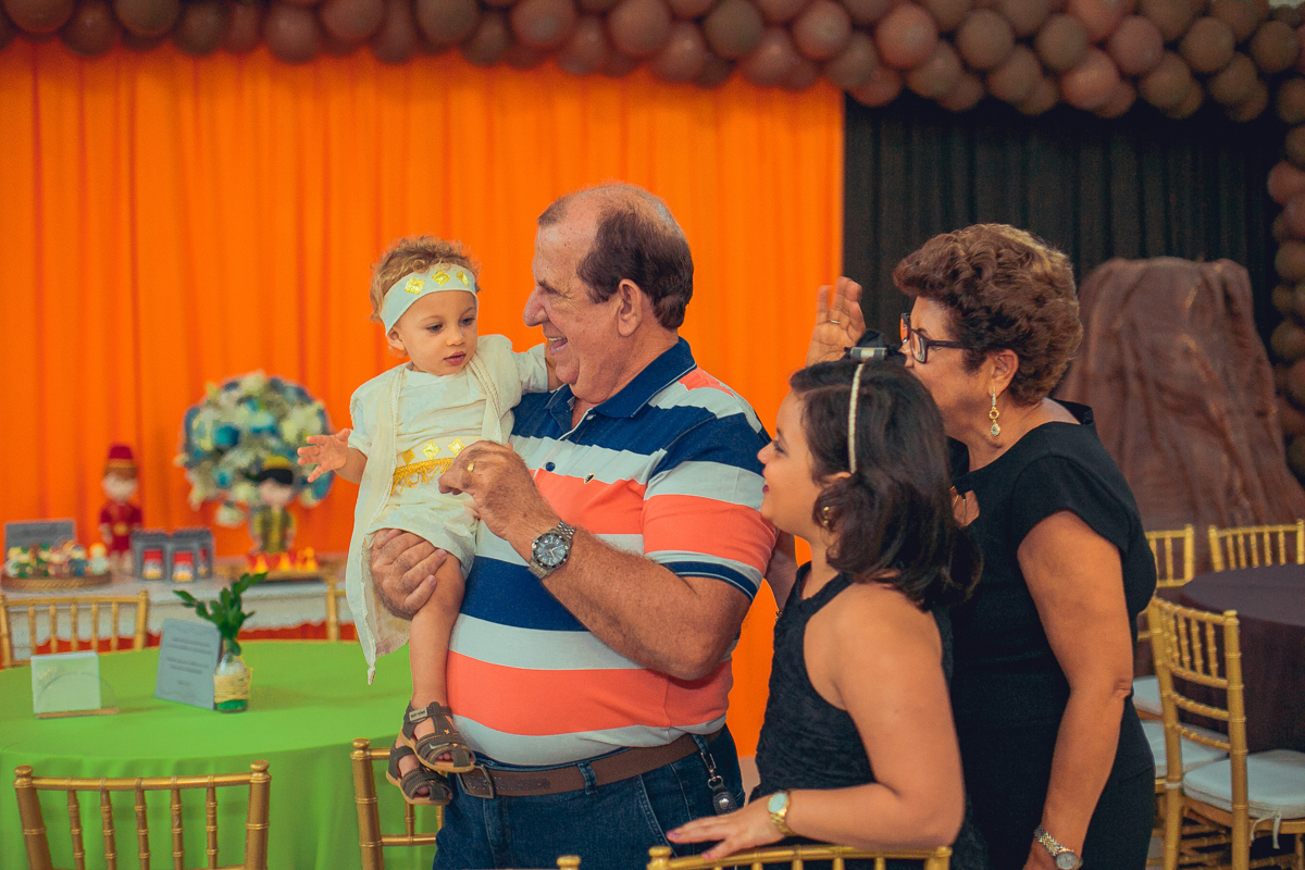 familia unida em festa de aniversario de um ano na estrada do coco