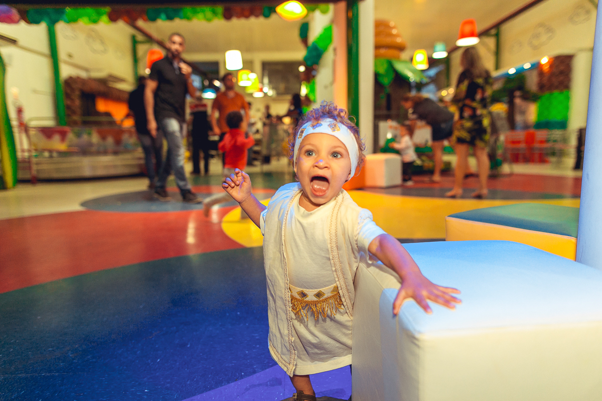 aniversariante animado em sua primeira festa de aniversario