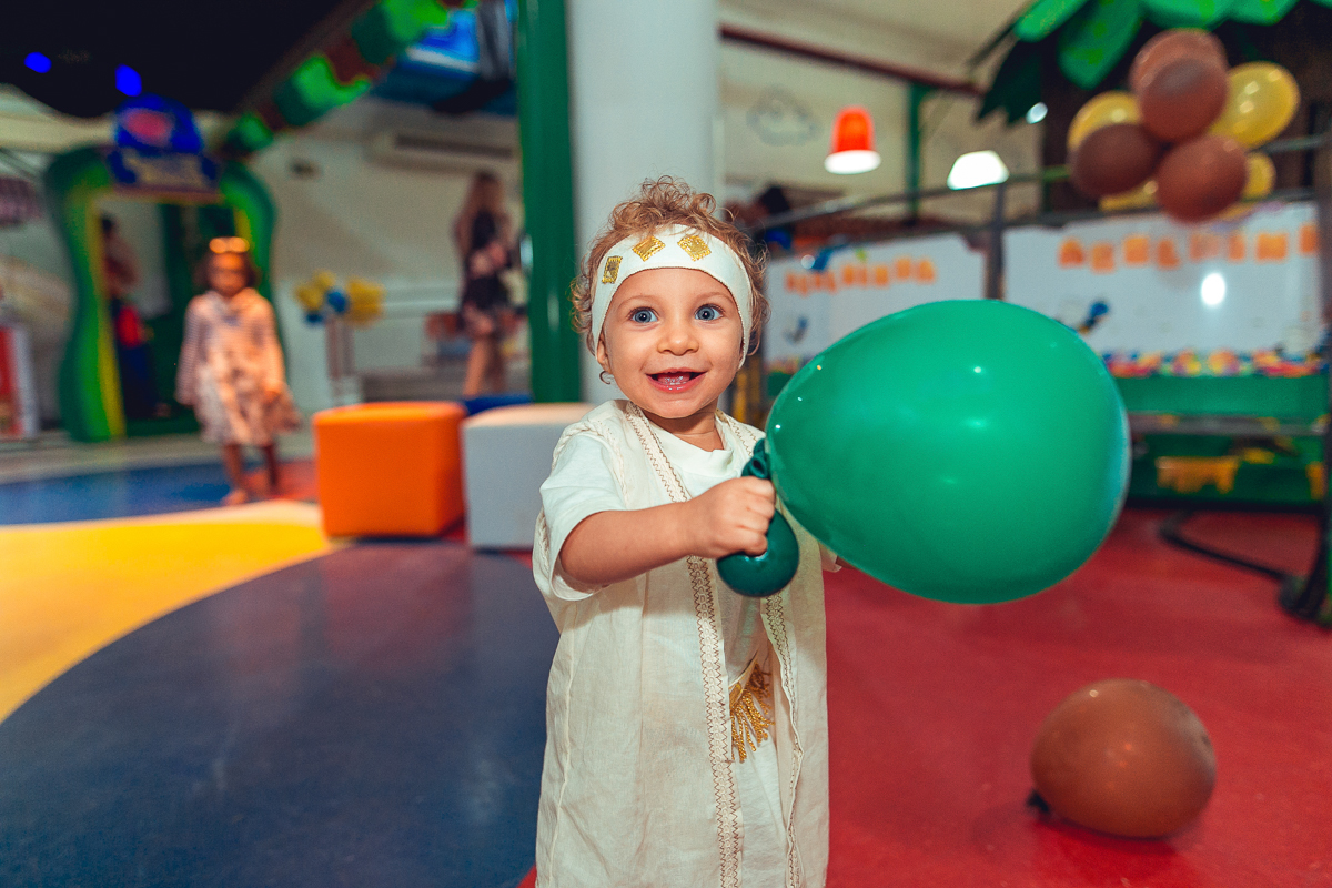 Daniel brincando com balão decorativo de festa infantil