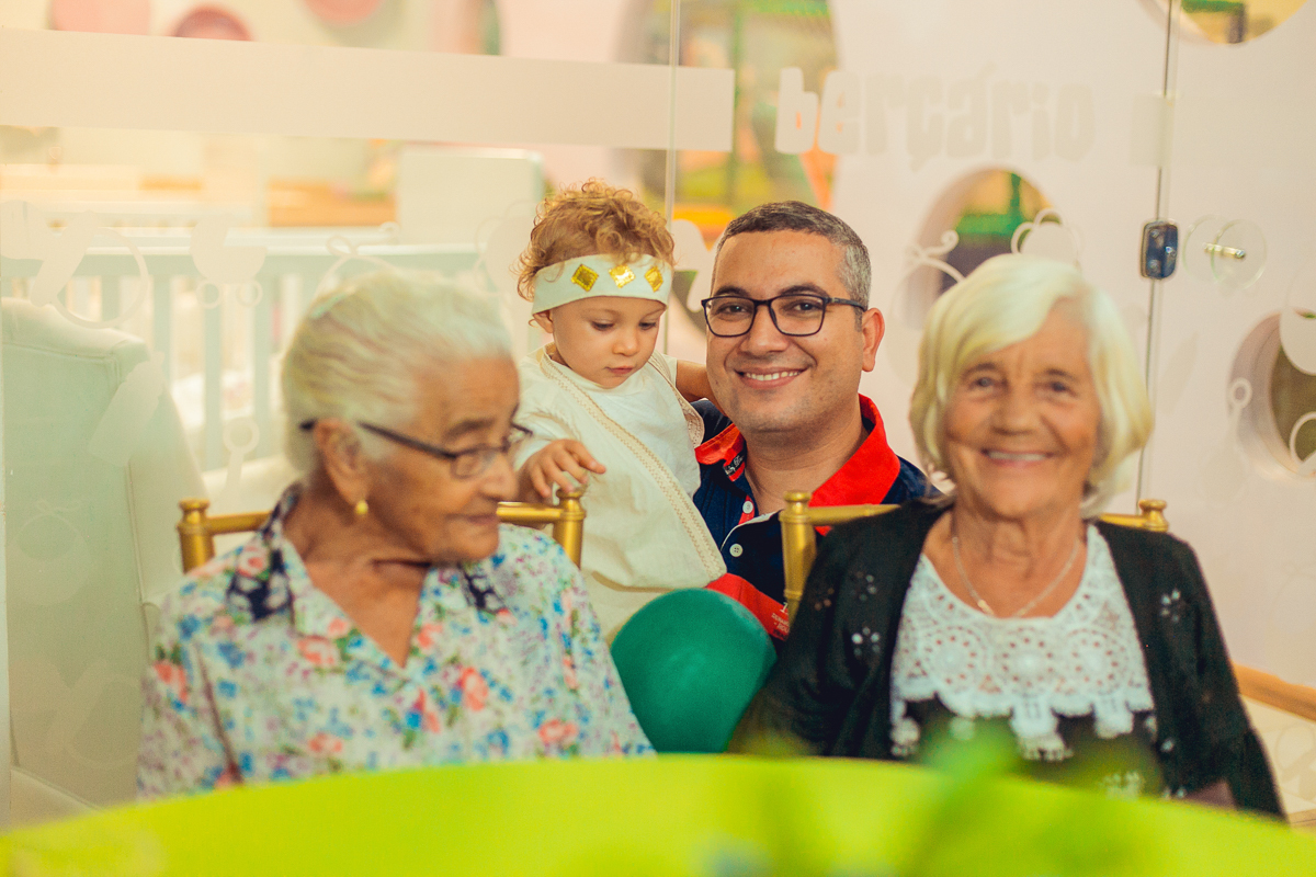 Foto com neto em aniversario na estrada do coco