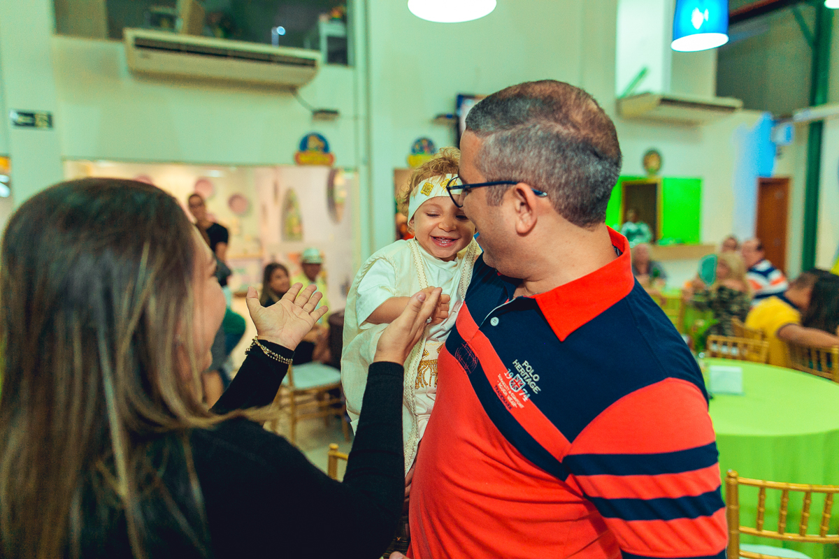 Convidada brincando com aniversariante em sua festa de aniversario na estrada do coco