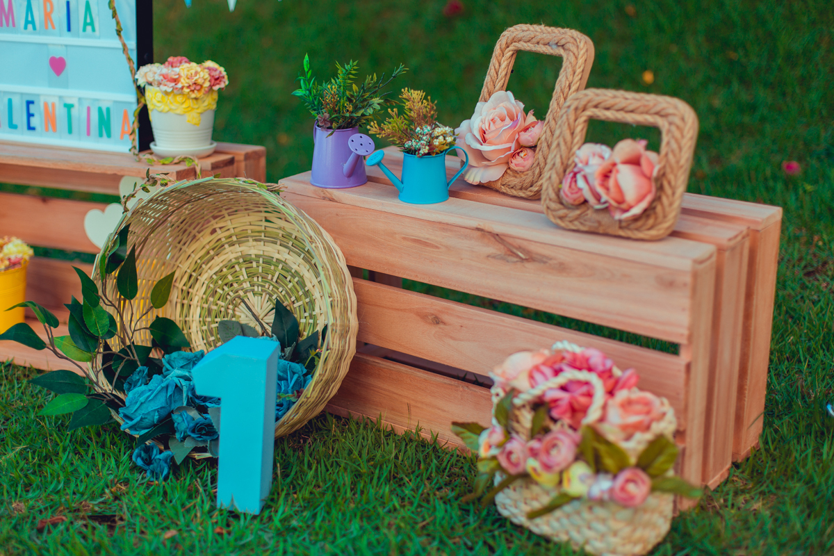 detalhes decoração smash the cake menina delicado flores cores neutras salvador