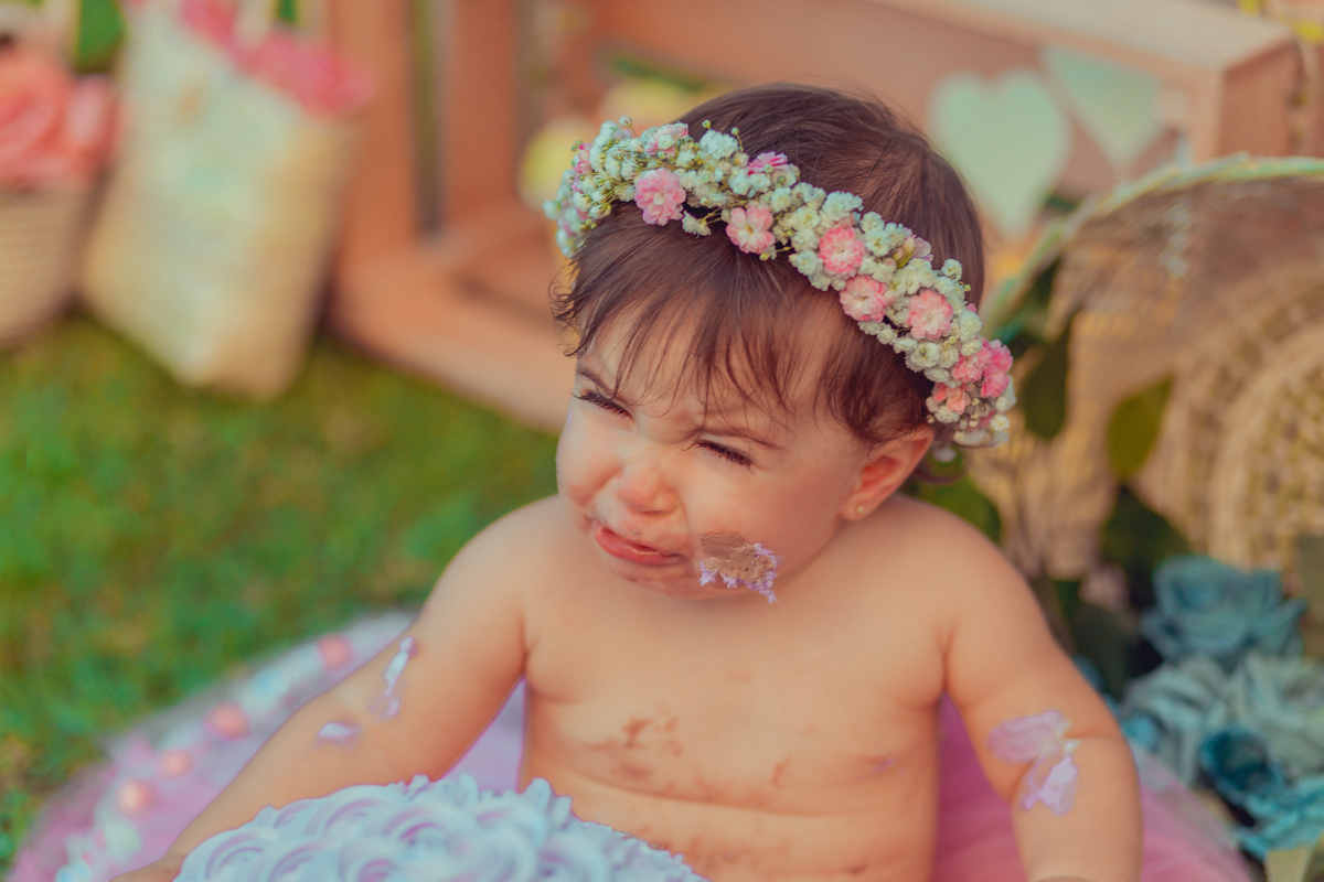 aniversario infantil fotografia careta ao esperimentar bolo durante smash the cake salvador
