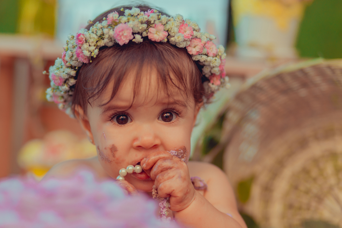 coroa de flores naturais e colar de perolas no look do ensaio smash the cake