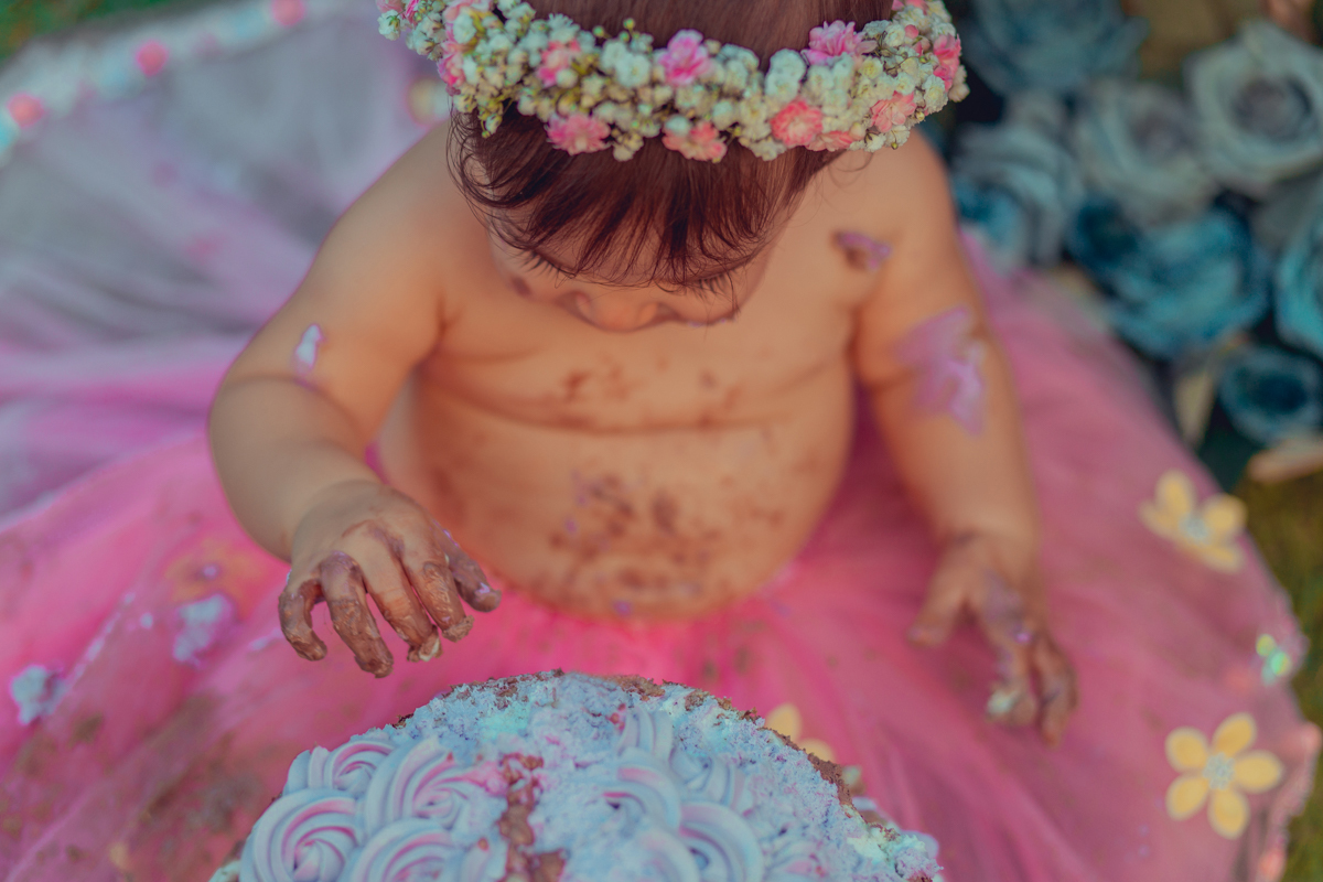 bebe esmaga bolo durante ensaio fotografico smash the cake em salvador