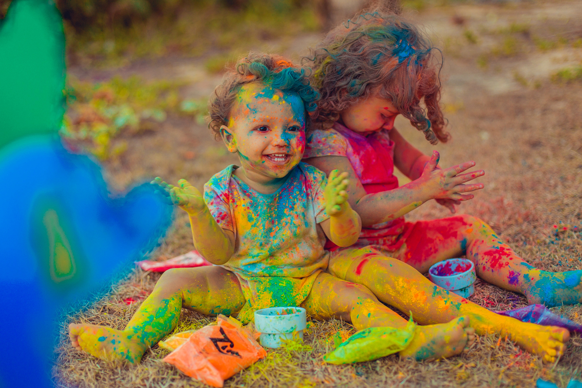 zim colors tinta em pó ensaio infantil irmaos brincam e se sujam de tinta