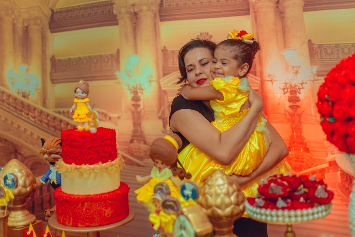 assoprando a vela do bolo a bela e a fera aniversario infantil salvador fotografia senhoritas parabens