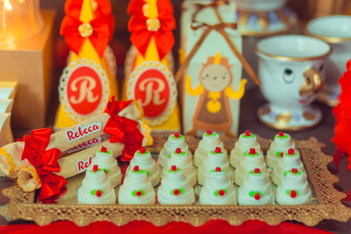 aniversario infantil a bela e a fera fotografia salvador decoração papelaria ideias criativa bonita foto album festa cupcake e doces personalizados caixinhas