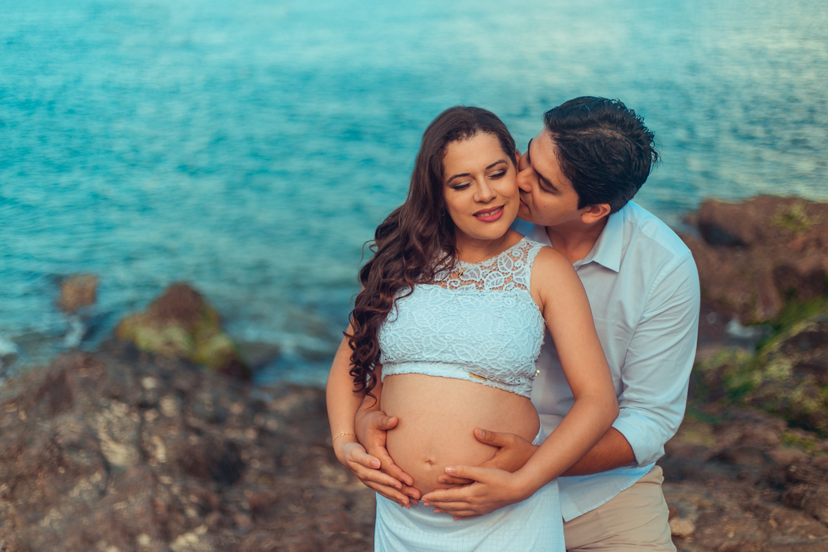 beijo apaixonado de casal em ensaio gestante no porto da barra salvador bahia