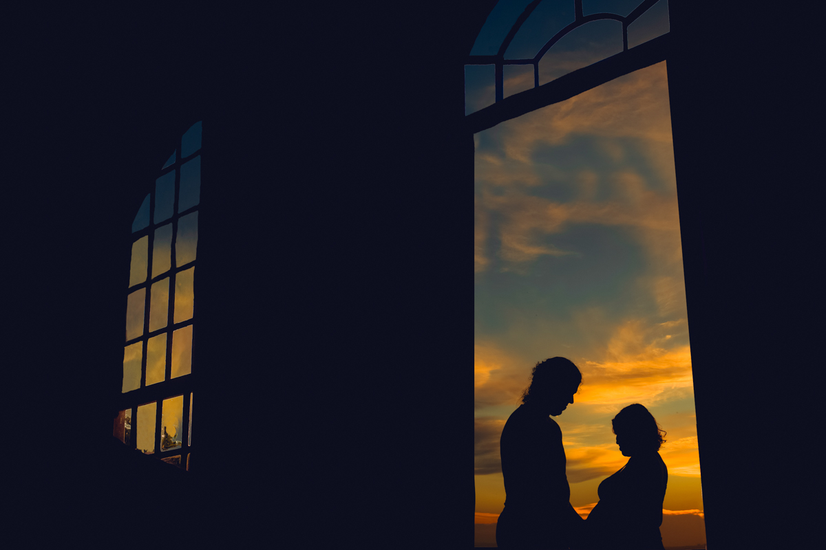 aliança francesa salvador ensaio gestante gravida senhoritas fotografia foto fotografa fotografo parto newborn nascimento normal  por do sol silhueta contra luz