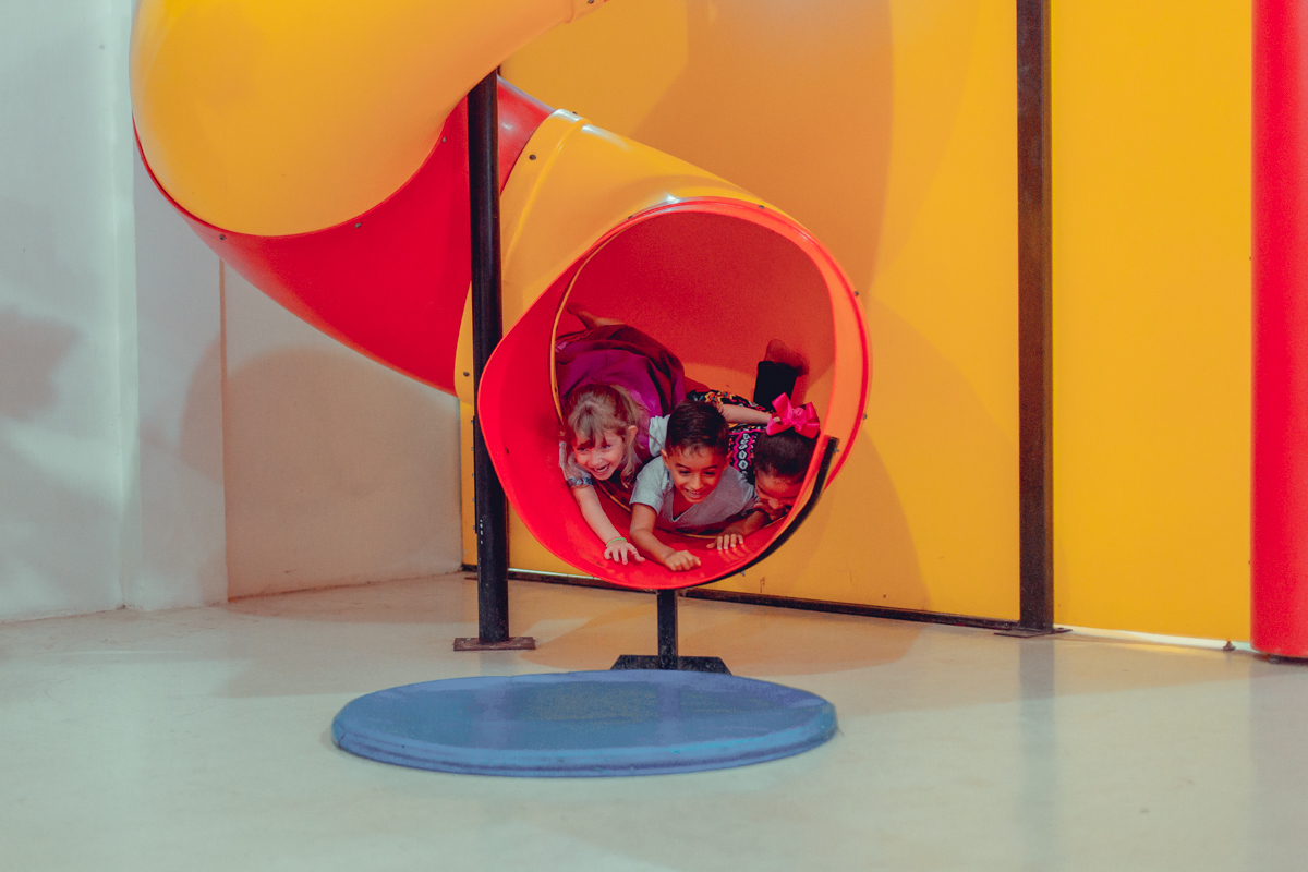 aniversario buffet terra do nunca tema masha e o urso festa de um ano salvador lauro de freitas senhoritas fotografias aniversariante brincando em sua festa