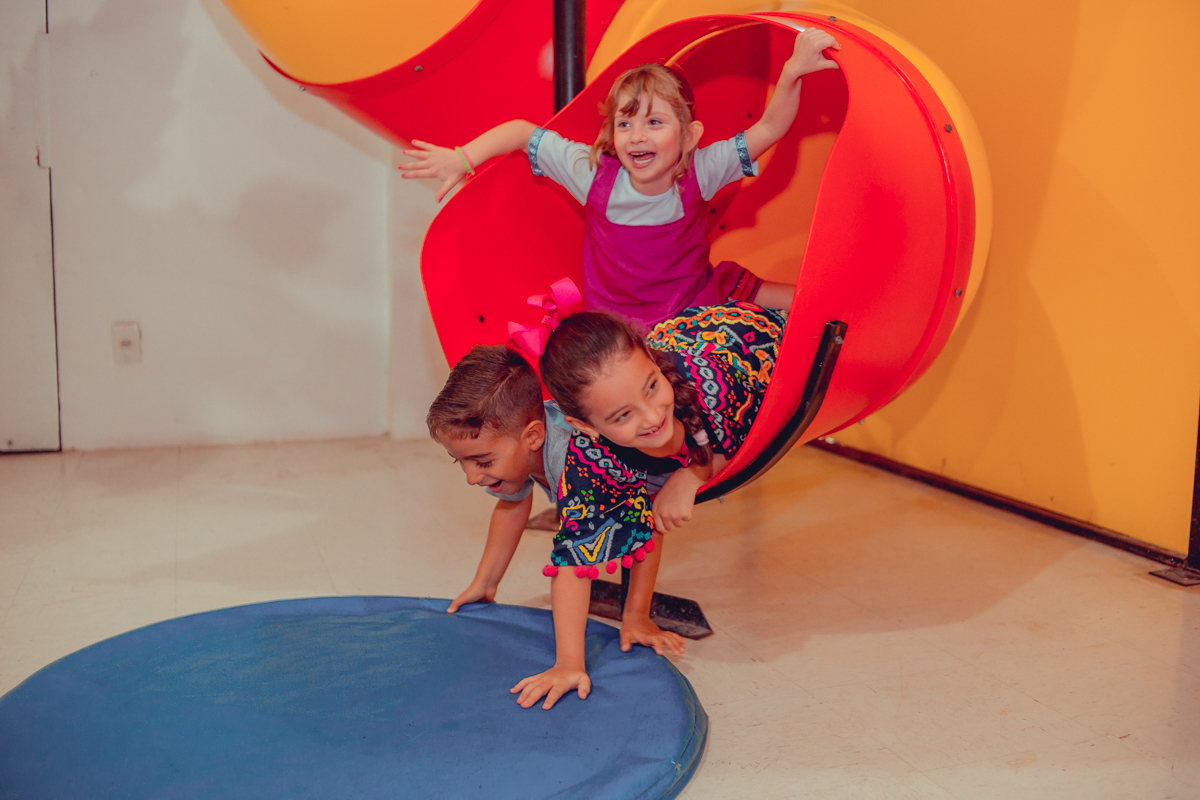 aniversario buffet terra do nunca tema masha e o urso festa de um ano salvador lauro de freitas senhoritas fotografias aniversariante brincando em sua festa