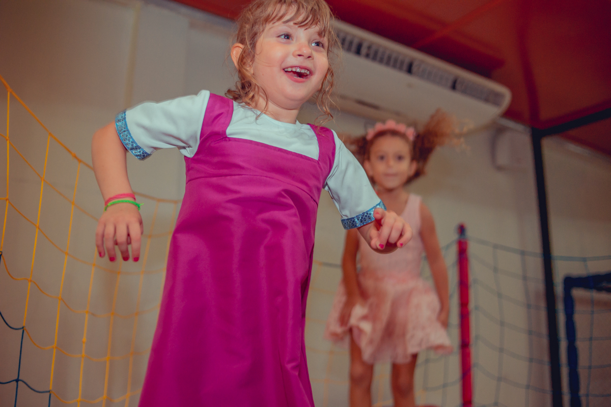 aniversario buffet terra do nunca tema masha e o urso festa de um ano salvador lauro de freitas senhoritas fotografias aniversariante brincando em sua festa