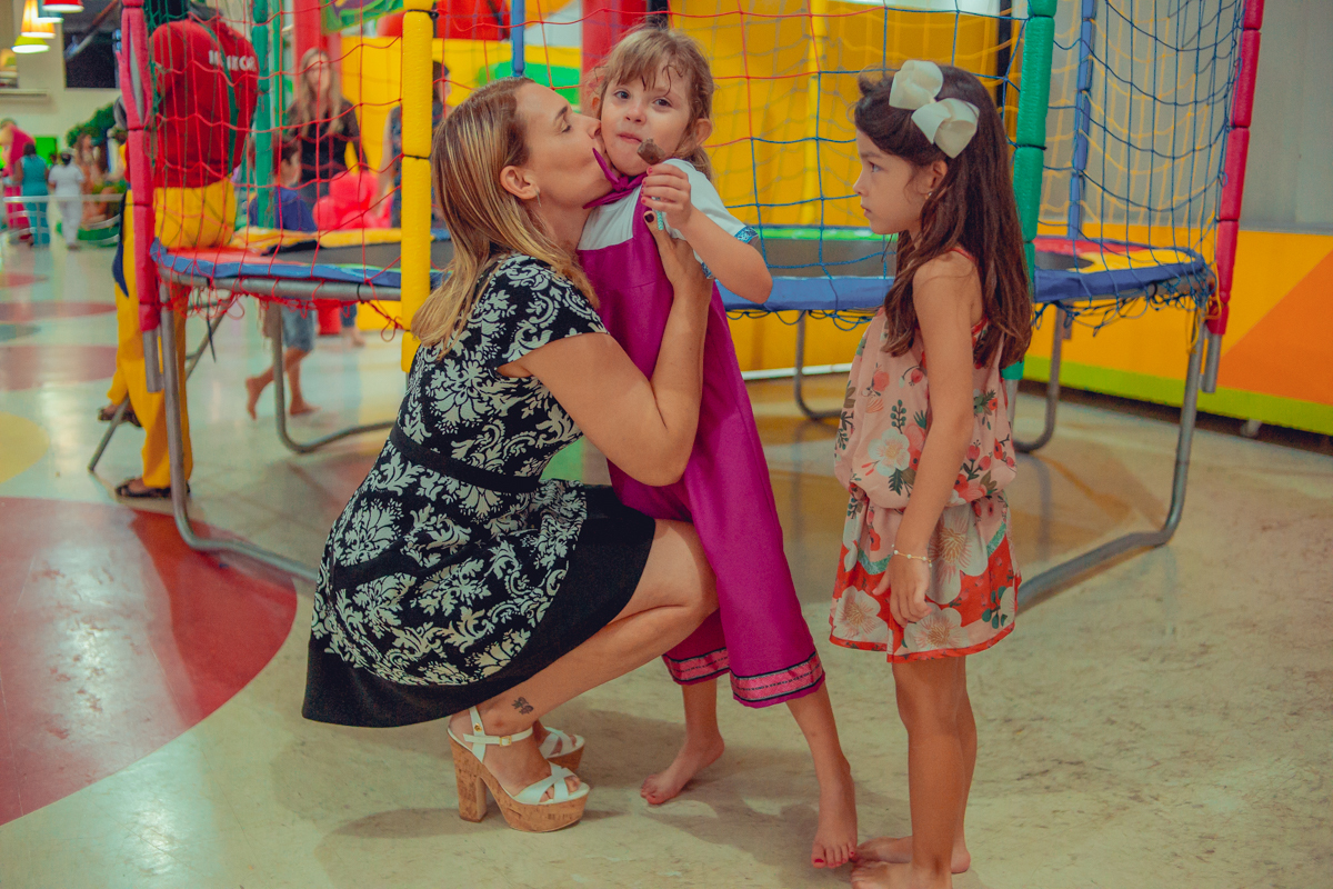 aniversario buffet terra do nunca tema masha e o urso festa de um ano salvador lauro de freitas senhoritas fotografias aniversariante brincando em sua festa