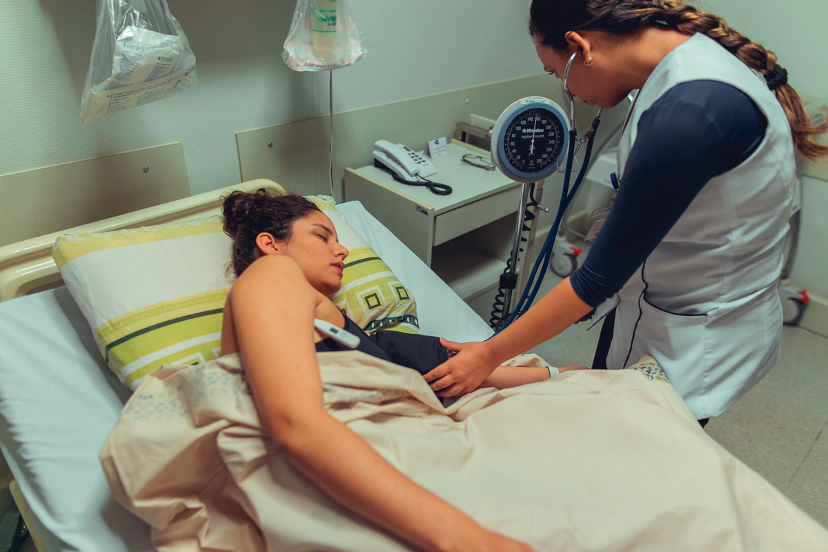 obstare salvador rodrigo lemos adriana monteiro parto normal natural hospital aliança hospitalar humanizado doula aferindo a pressão cuidados com a mae