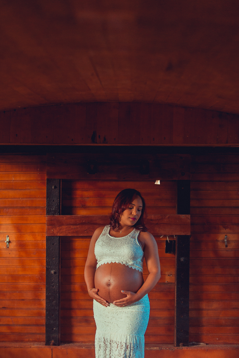 ensaio gestante patricia enfermeira obstetra obstare fotografia foto fotografo criativa pose diferente bonita linda fotografa look vagao trem