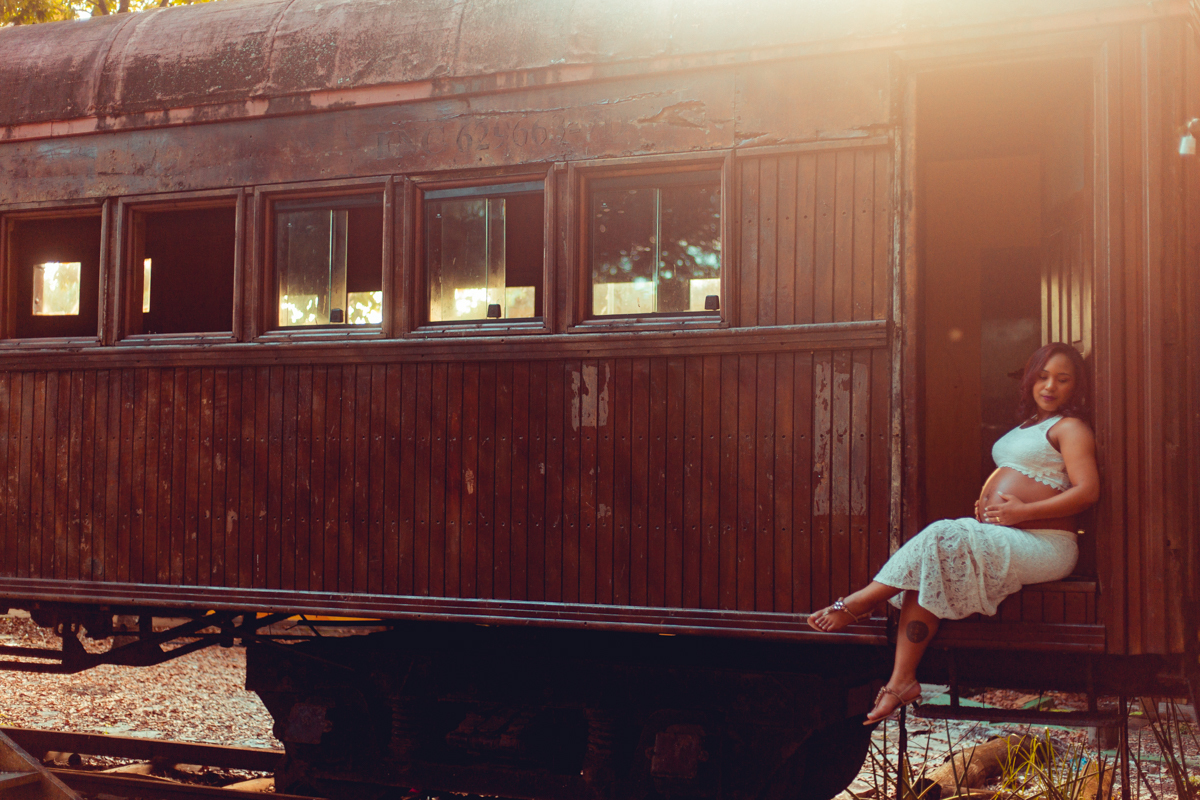 ensaio gestante patricia enfermeira obstetra obstare fotografia foto fotografo criativa pose diferente bonita linda fotografa look vagao trem
