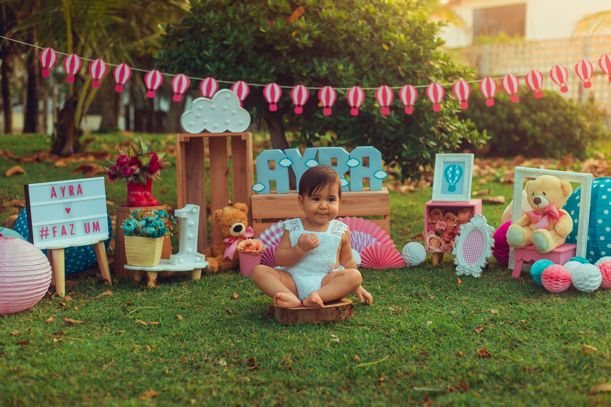 smash the cake bolos prima fotografia infantil senhoritas salvador lauro de freitas criativa bonita diferente poses fotografa fotografo fotos praia natureza natural balao de ar quente tematico tema hot air balloon decoração papelaria bandeirolas letras 3d
