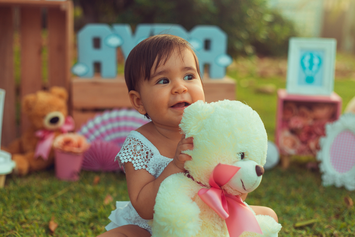 smash the cake bolos prima fotografia infantil senhoritas salvador lauro de freitas criativa bonita diferente poses fotografa fotografo fotos praia natureza natural balao de ar quente tematico tema hot air balloon decoração papelaria bandeirolas letras 3d