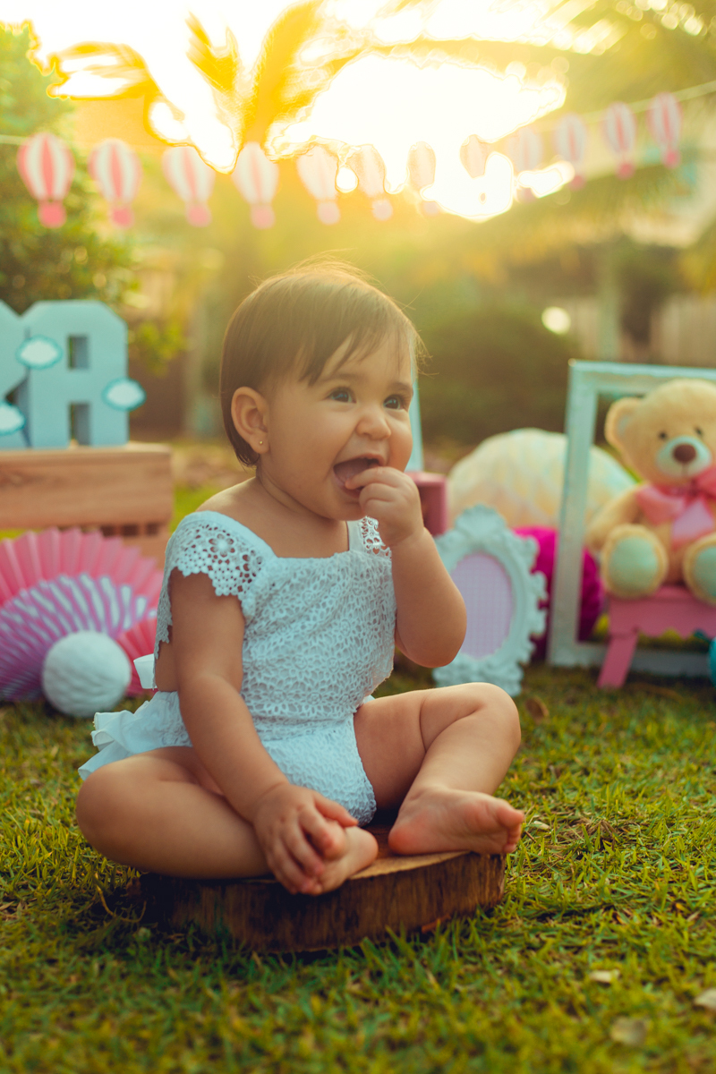 smash the cake bolos prima fotografia infantil senhoritas salvador lauro de freitas criativa bonita diferente poses fotografa fotografo fotos praia natureza natural balao de ar quente tematico tema hot air balloon decoração papelaria bandeirolas letras 3d