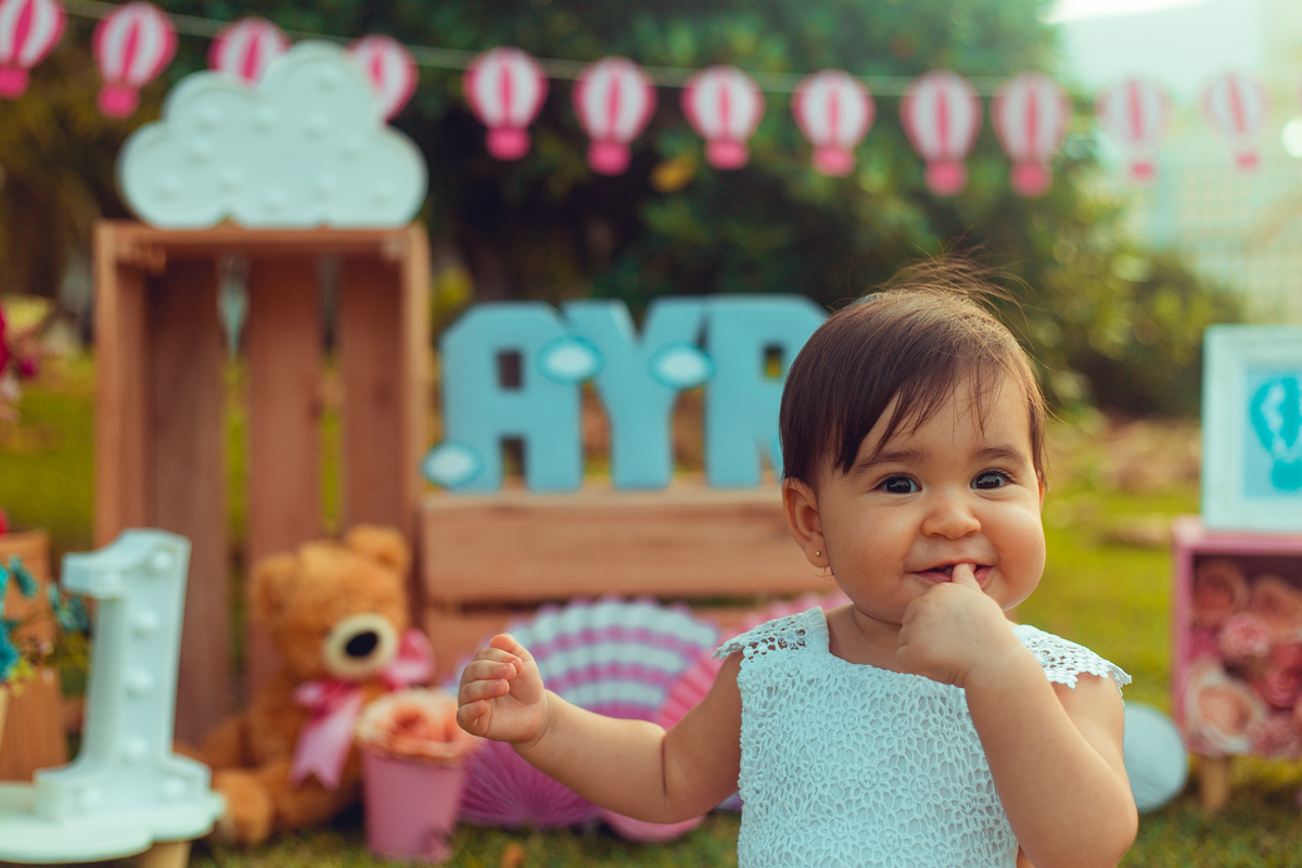 smash the cake bolos prima fotografia infantil senhoritas salvador lauro de freitas criativa bonita diferente poses fotografa fotografo fotos praia natureza natural balao de ar quente tematico tema hot air balloon decoração papelaria bandeirolas letras 3d