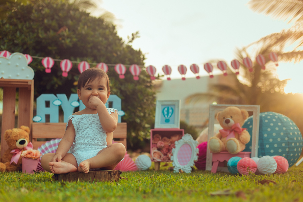smash the cake bolos prima fotografia infantil senhoritas salvador lauro de freitas criativa bonita diferente poses fotografa fotografo fotos praia natureza natural balao de ar quente tematico tema hot air balloon decoração papelaria bandeirolas letras 3d